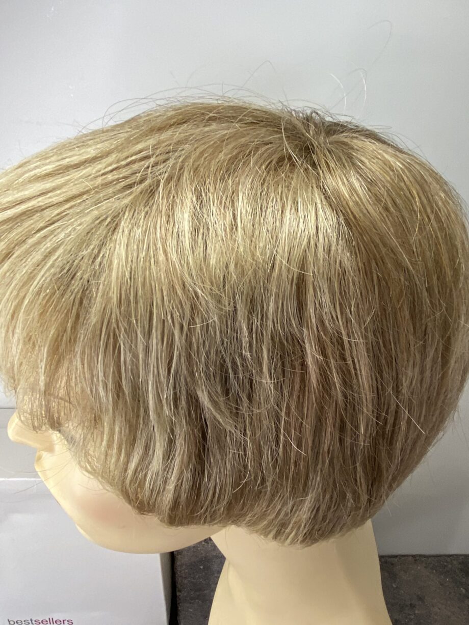 Short blonde wig. Bplblss48