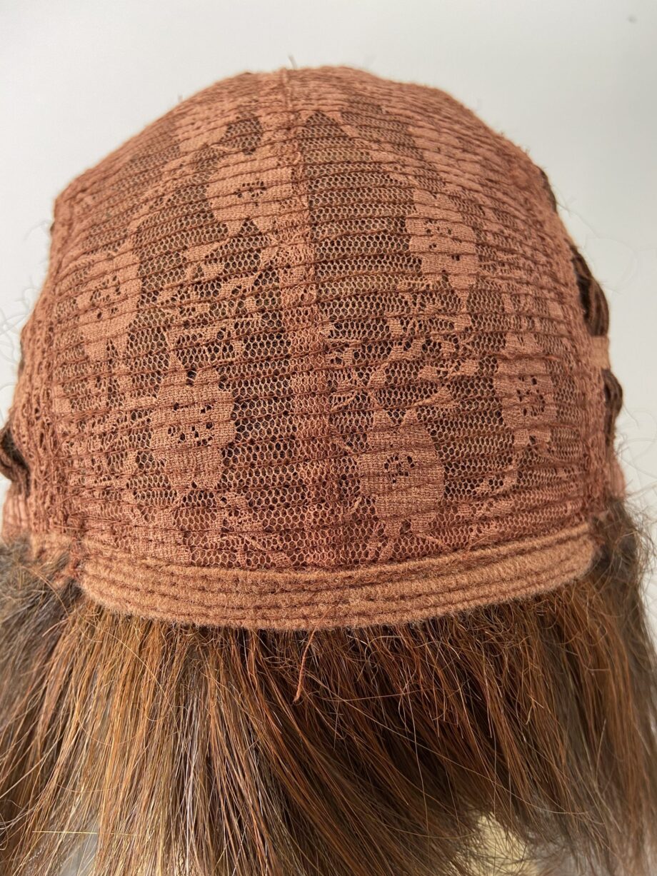 Reddish brown wig. Pplbrss778