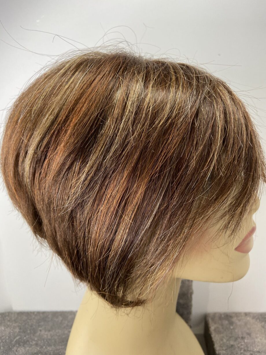 Reddish brown wig. Pplbrss778