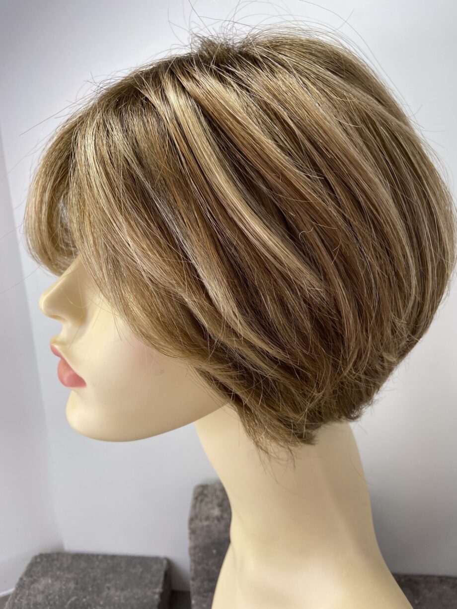 Brown highlighted wig. Pplbrms779