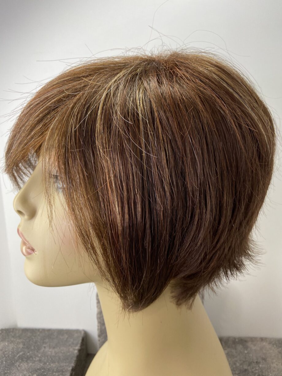 Reddish brown wig. Pplbrss778