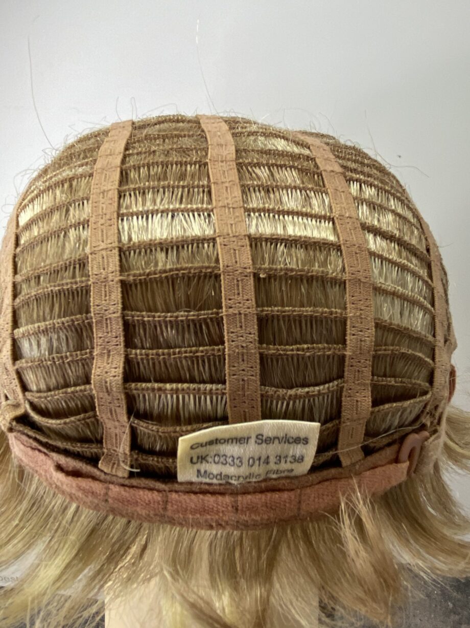 Short blonde wig. Bplblss48