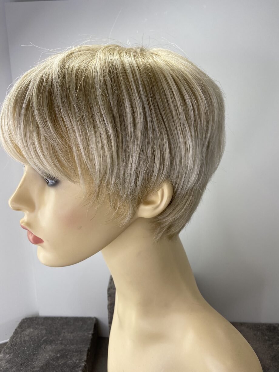 Short light blonde wig. Pplblss775