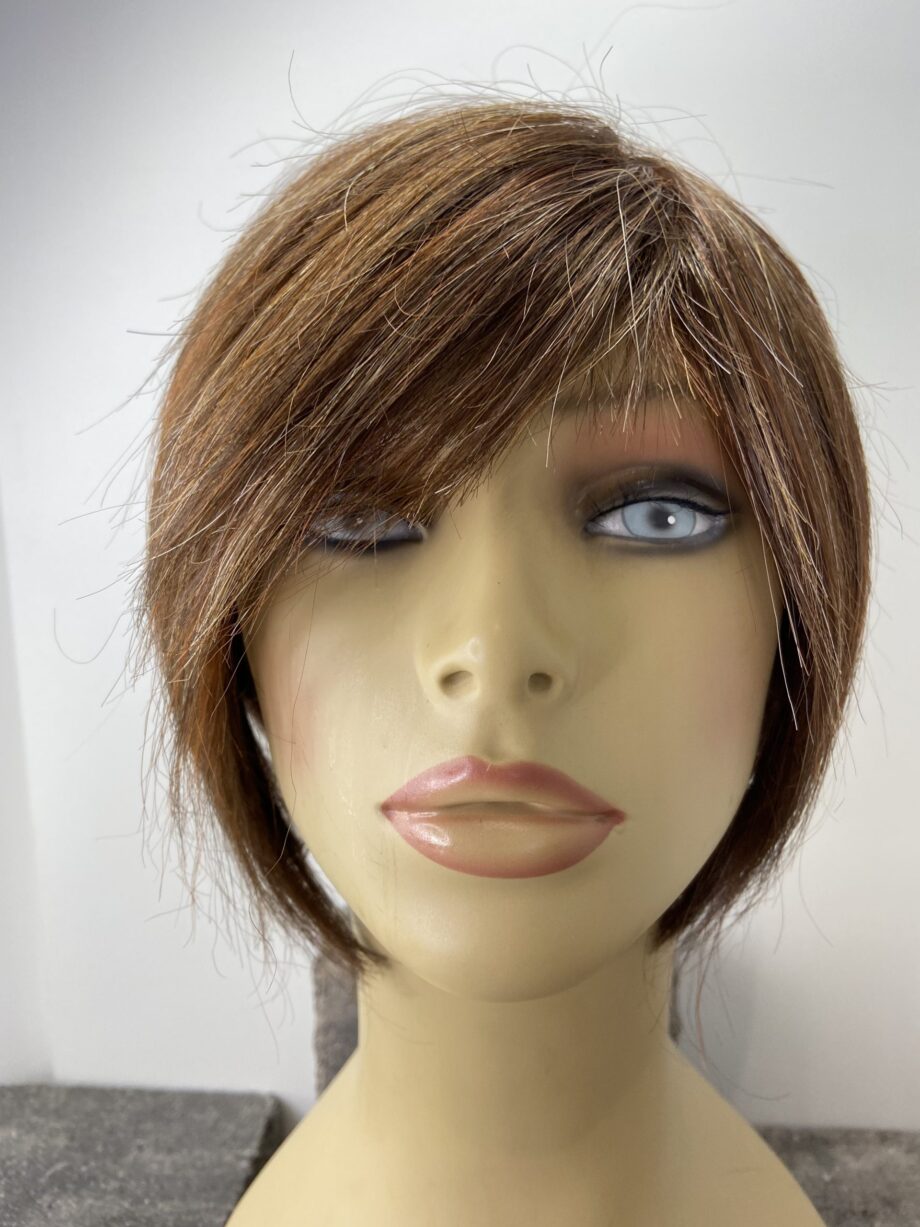 Reddish brown wig. Pplbrss778