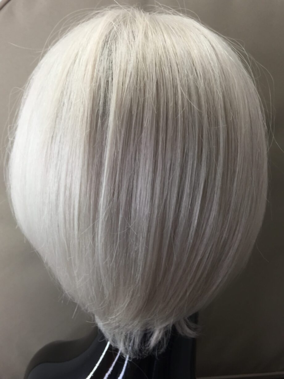 Stunning Silver Bob wig. Pplgms892