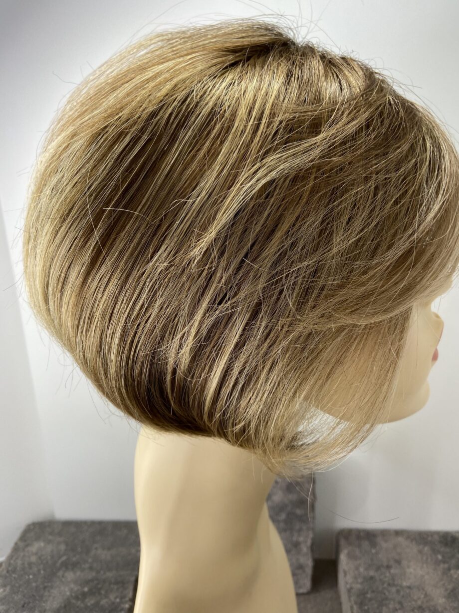 Brown highlighted wig. Pplbrms779