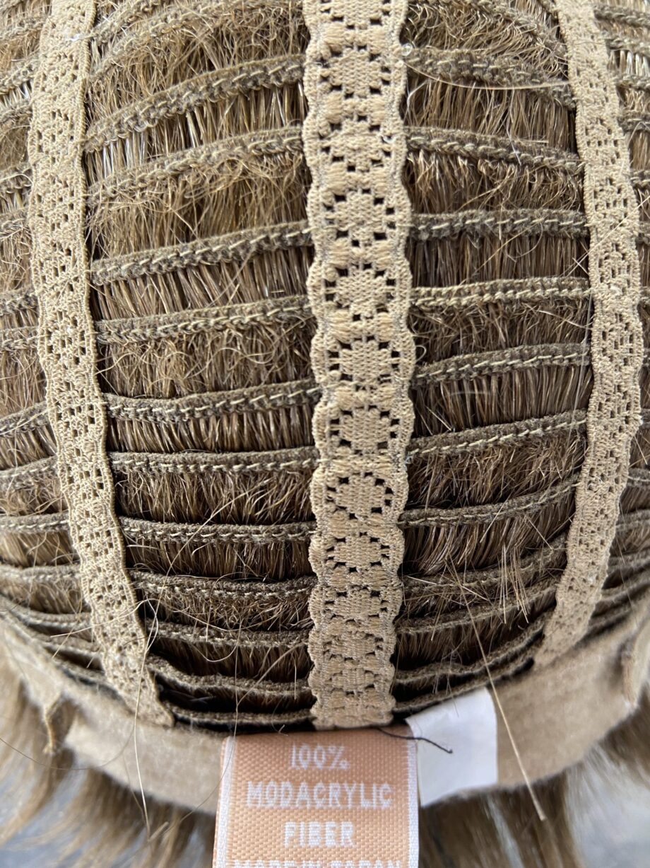 Short light brown. Pplbrss568