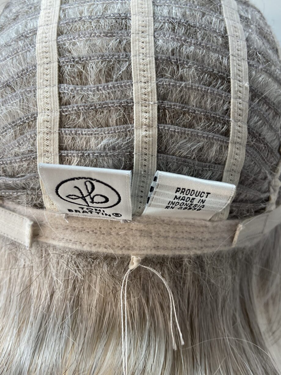 Gorgeous sleek Light grey wig. Bpplsms50