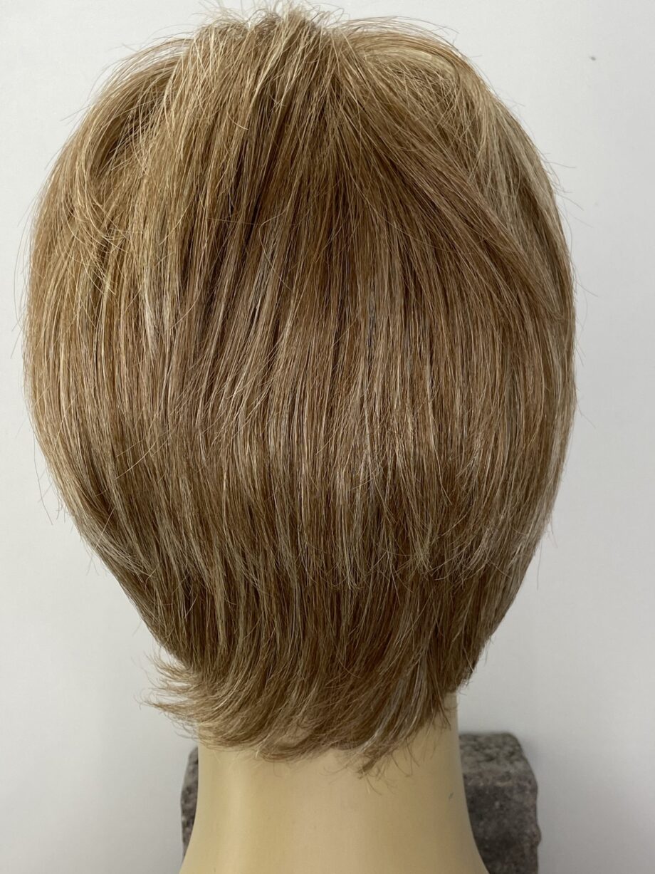 Short honey wig. Pplblss776