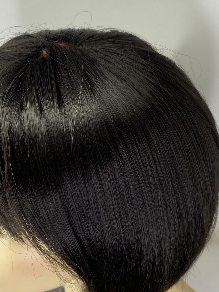 Black mid length wig. Pplblms780