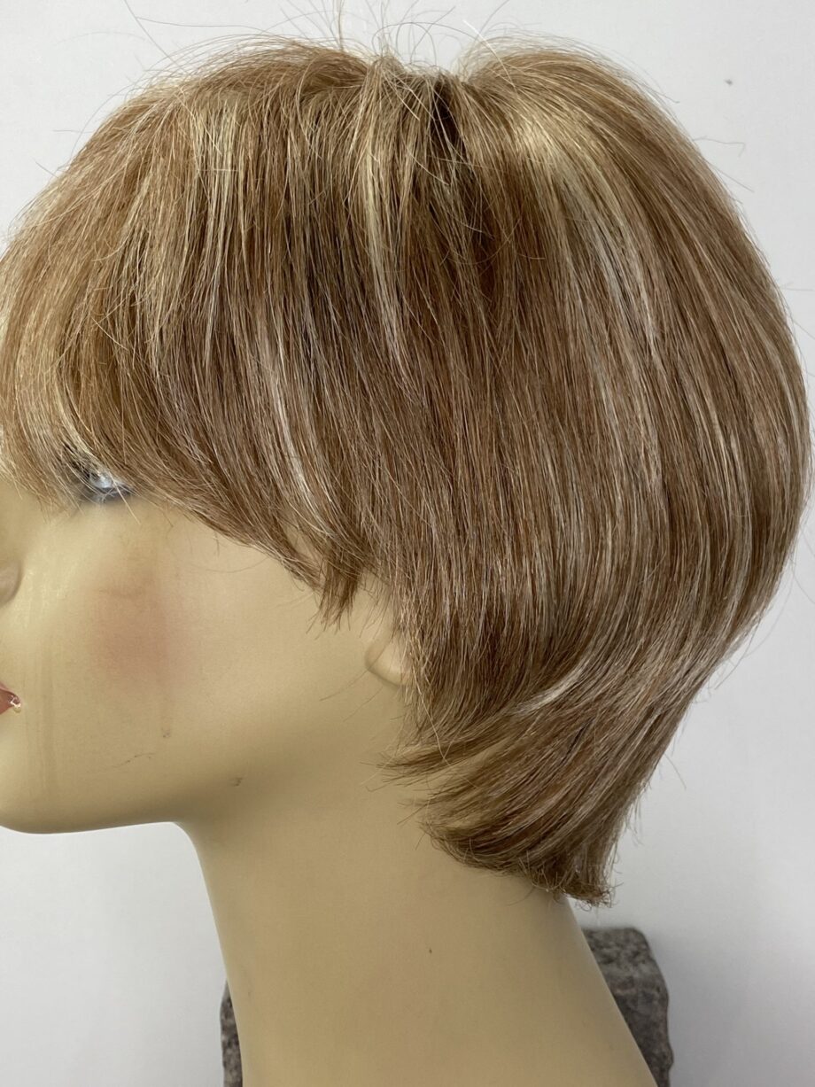 Short honey wig. Pplblss776