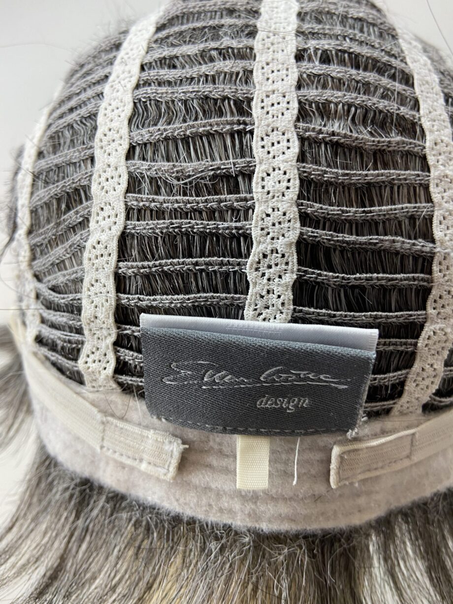 Short grey wig. Plgss6027