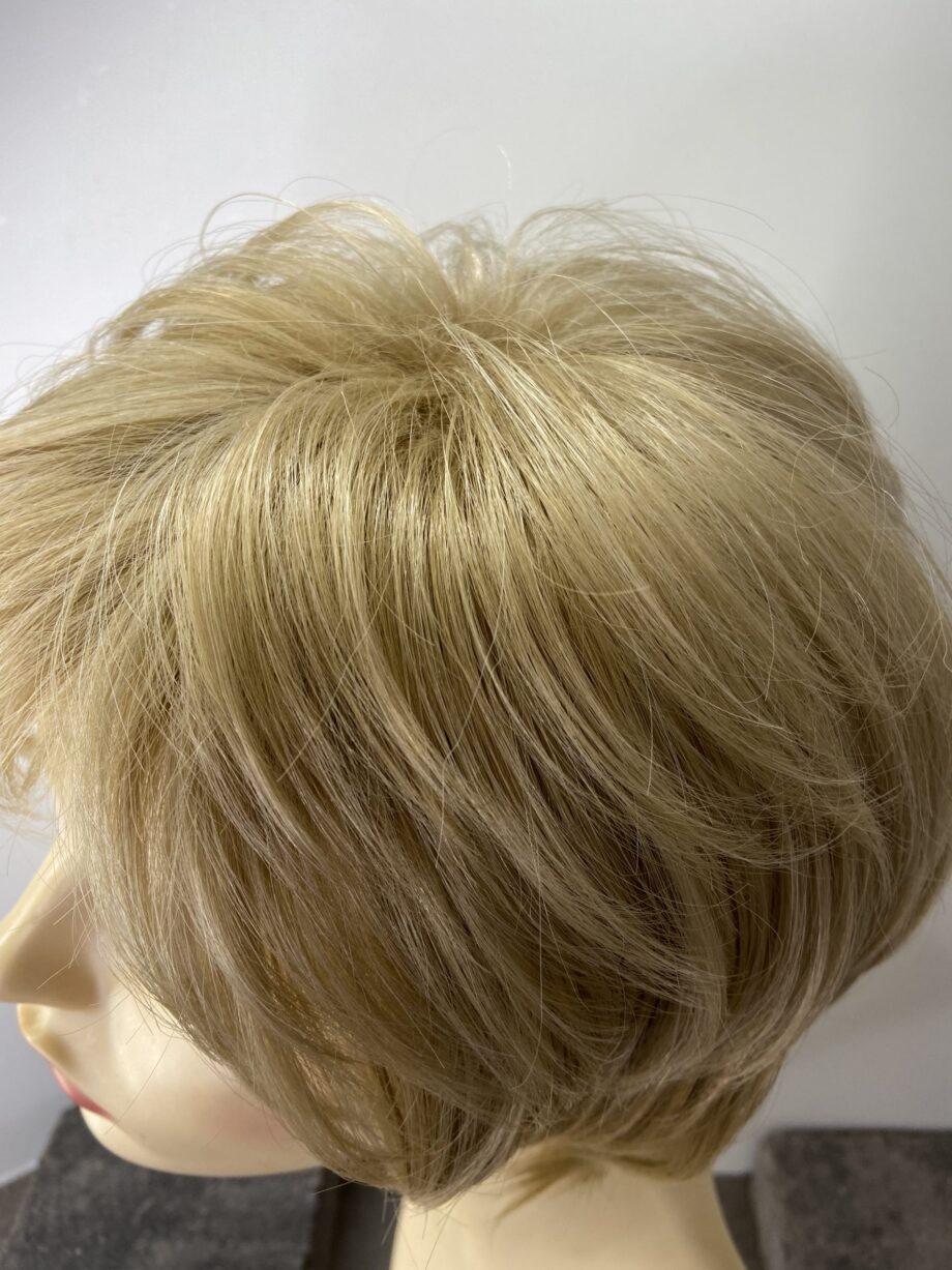 Full light blonde wig. Pplblms788