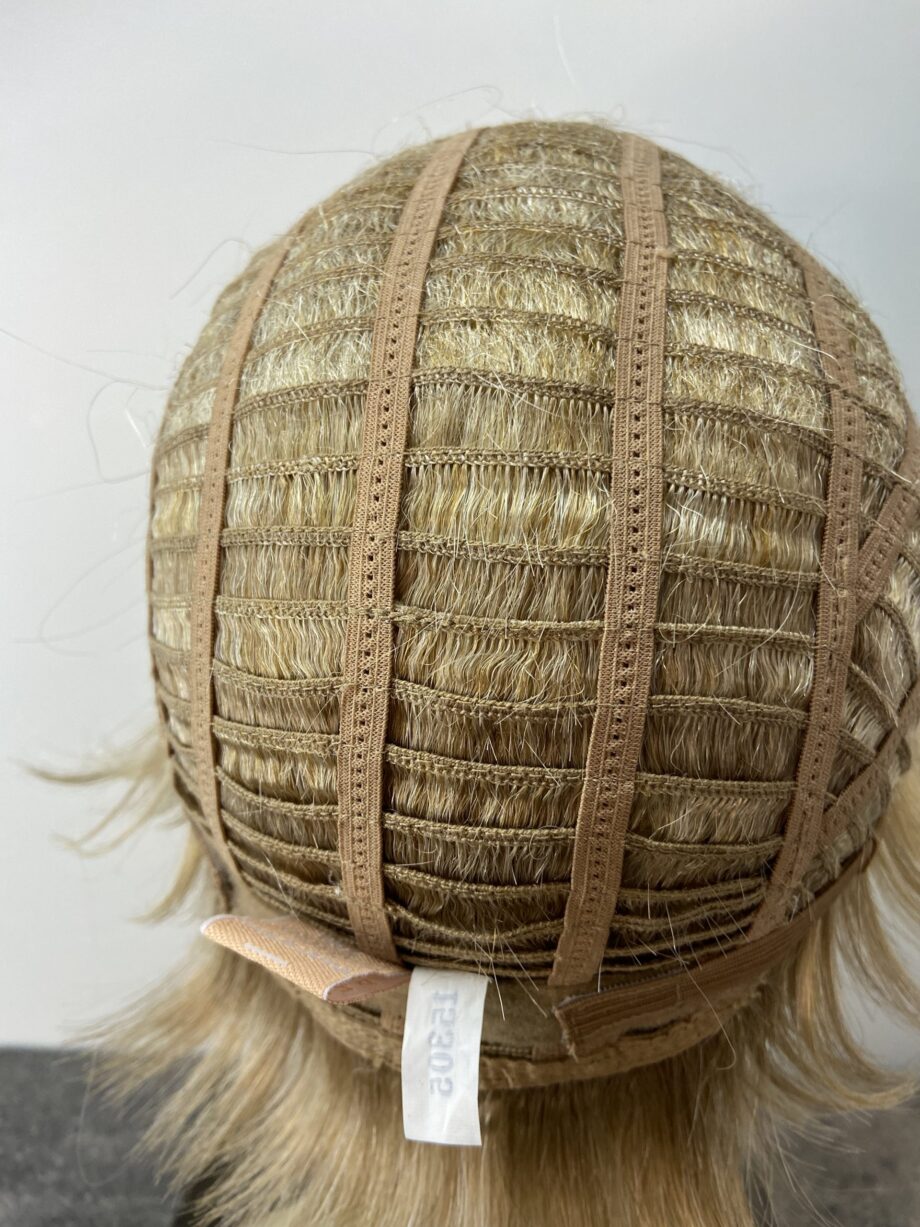 Blonde short wig. Plblss6024