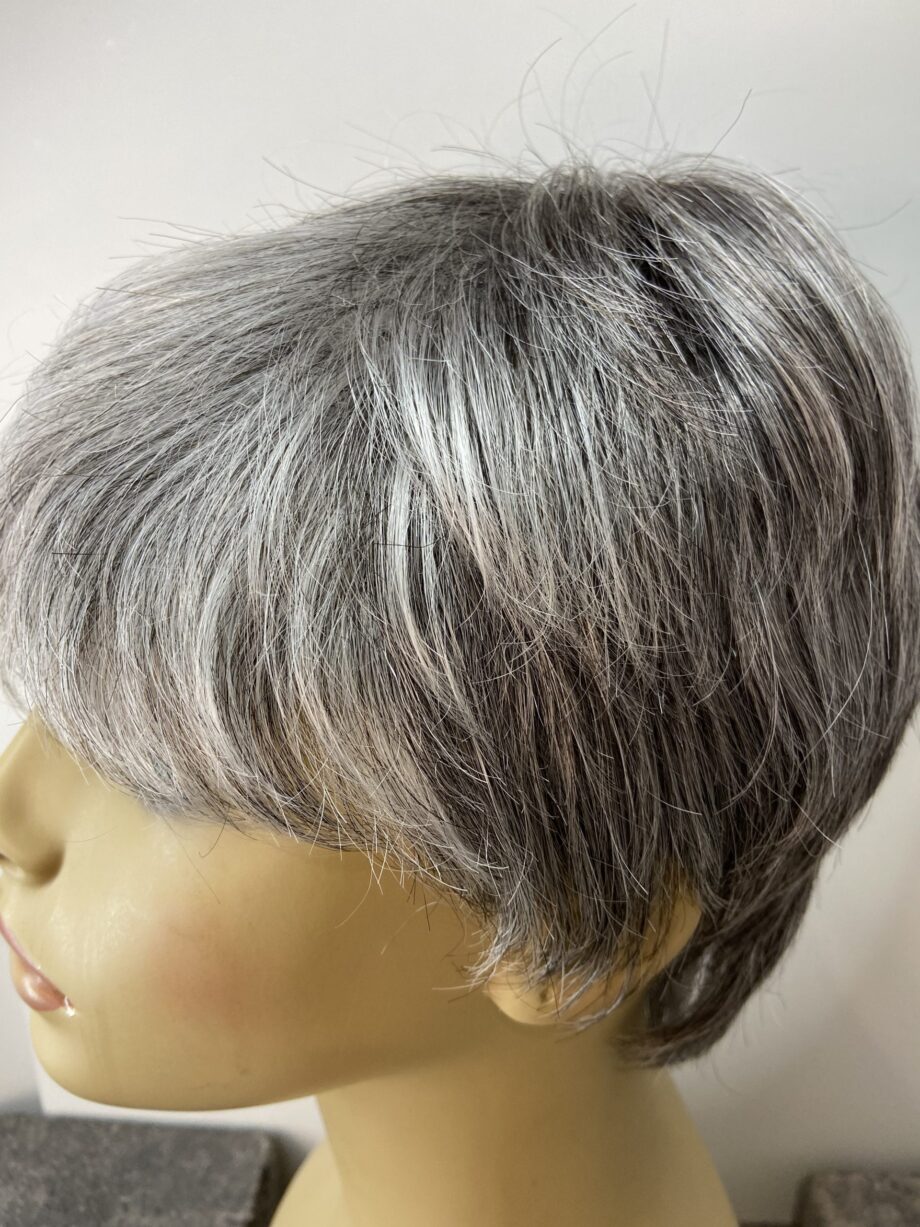 Short grey wig. Plgss6027