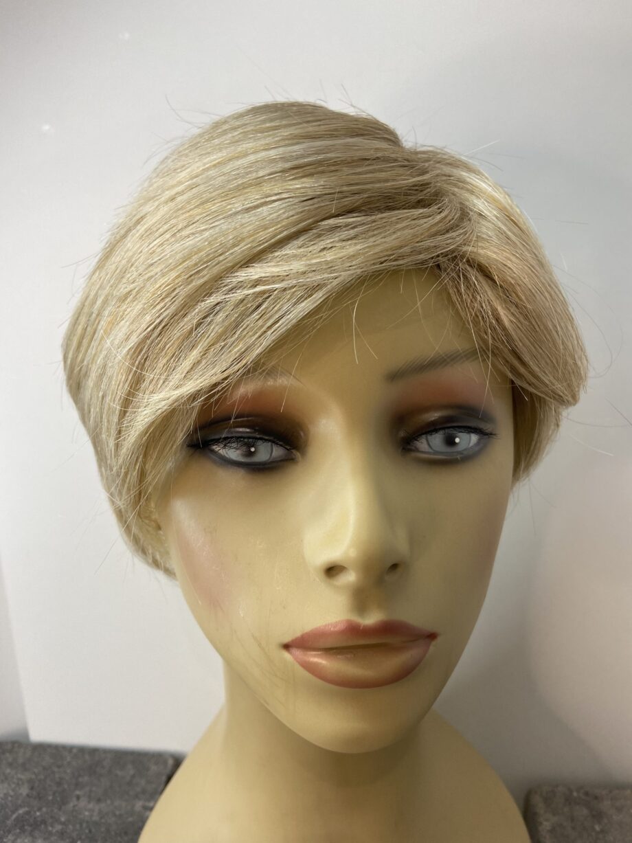 Blonde short wig. Plblss6024