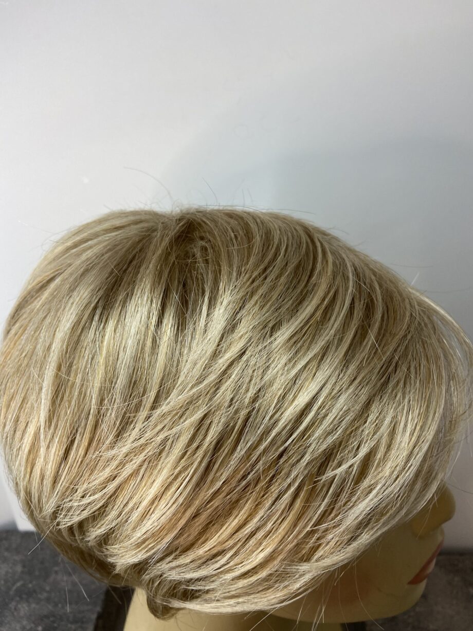 Blonde short wig. Plblss6024