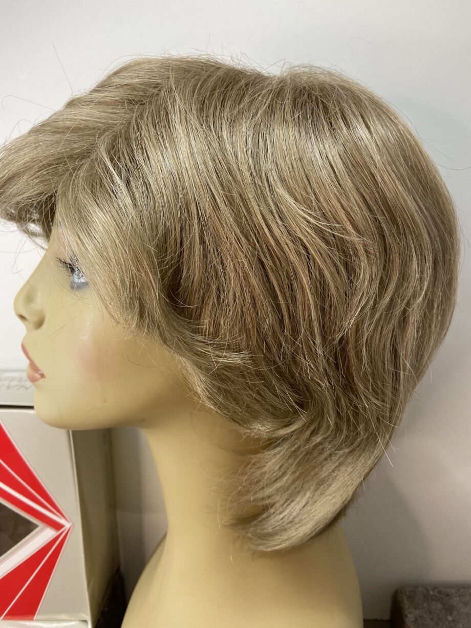 Soft blonde wig. Bplmw71
