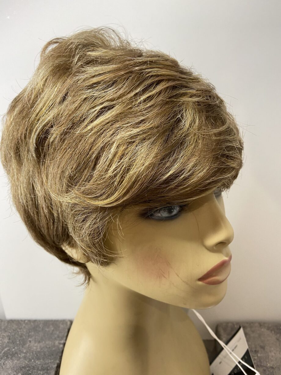 New short blonde/ light brown wig. Nplblsw68