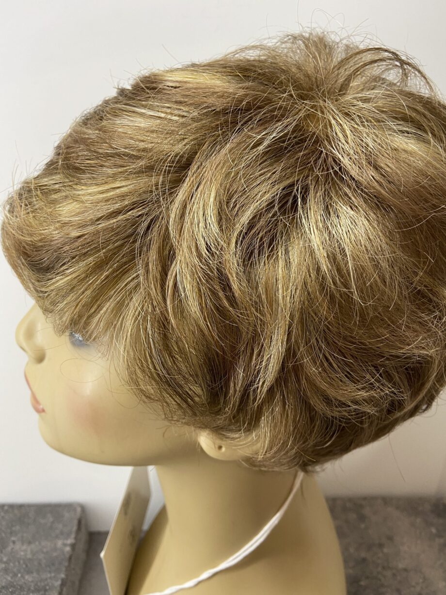 New short blonde/ light brown wig. Nplblsw68