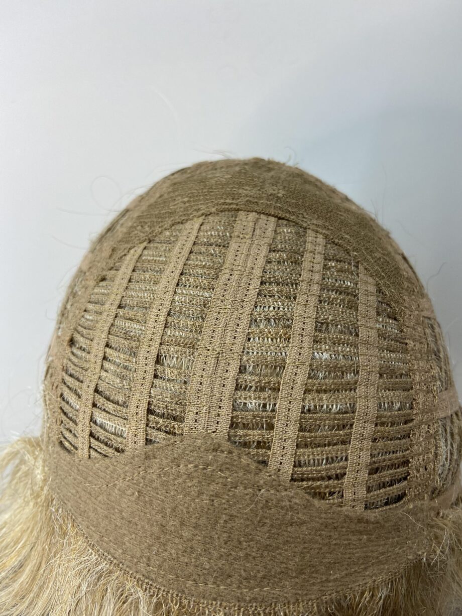Blonde short wig. Plblss6024