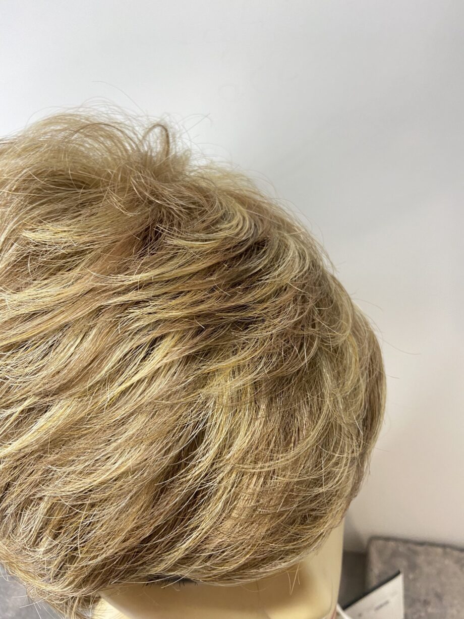 New short blonde/ light brown wig. Nplblsw68