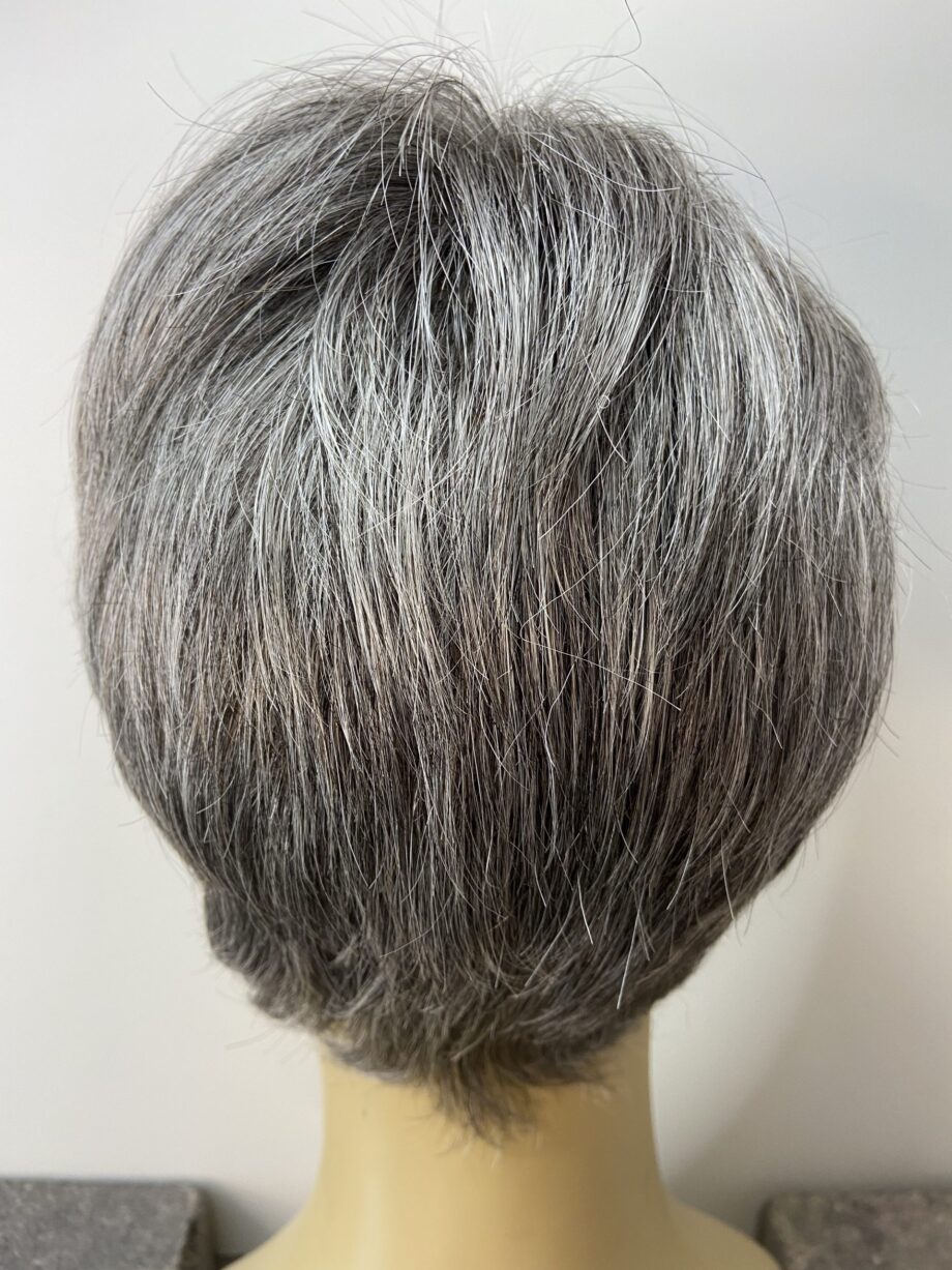 Short grey wig. Plgss6027