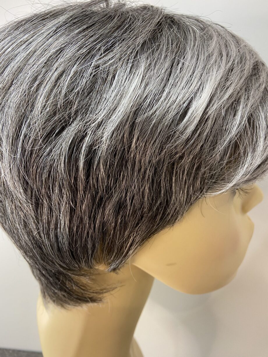 Short silver grey wig. Plgss6026