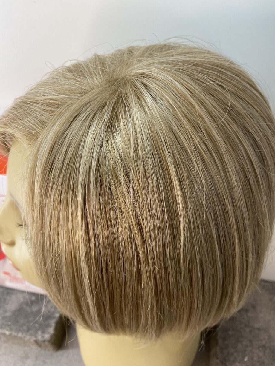 Blonde wig. Bblms63