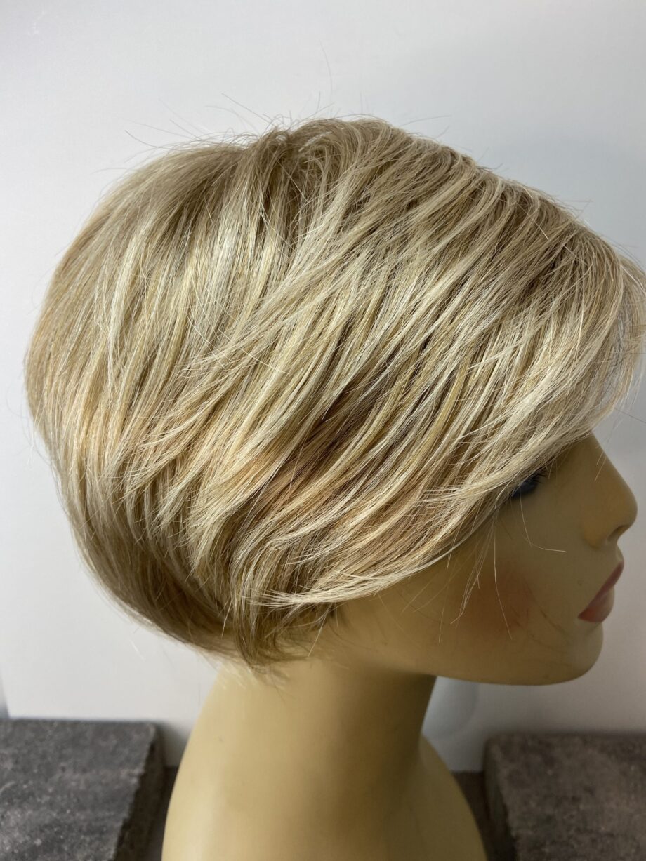 Blonde short wig. Plblss6024