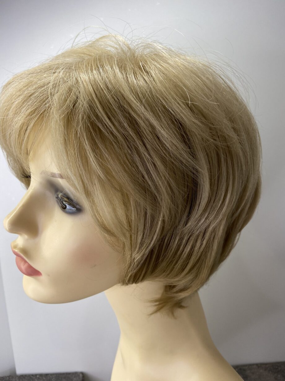 Full light blonde wig. Pplblms788