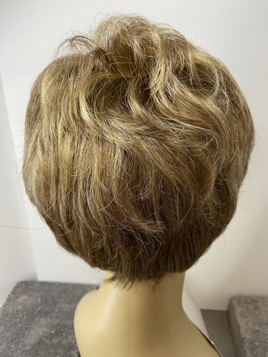 New short blonde/ light brown wig. Nplblsw68