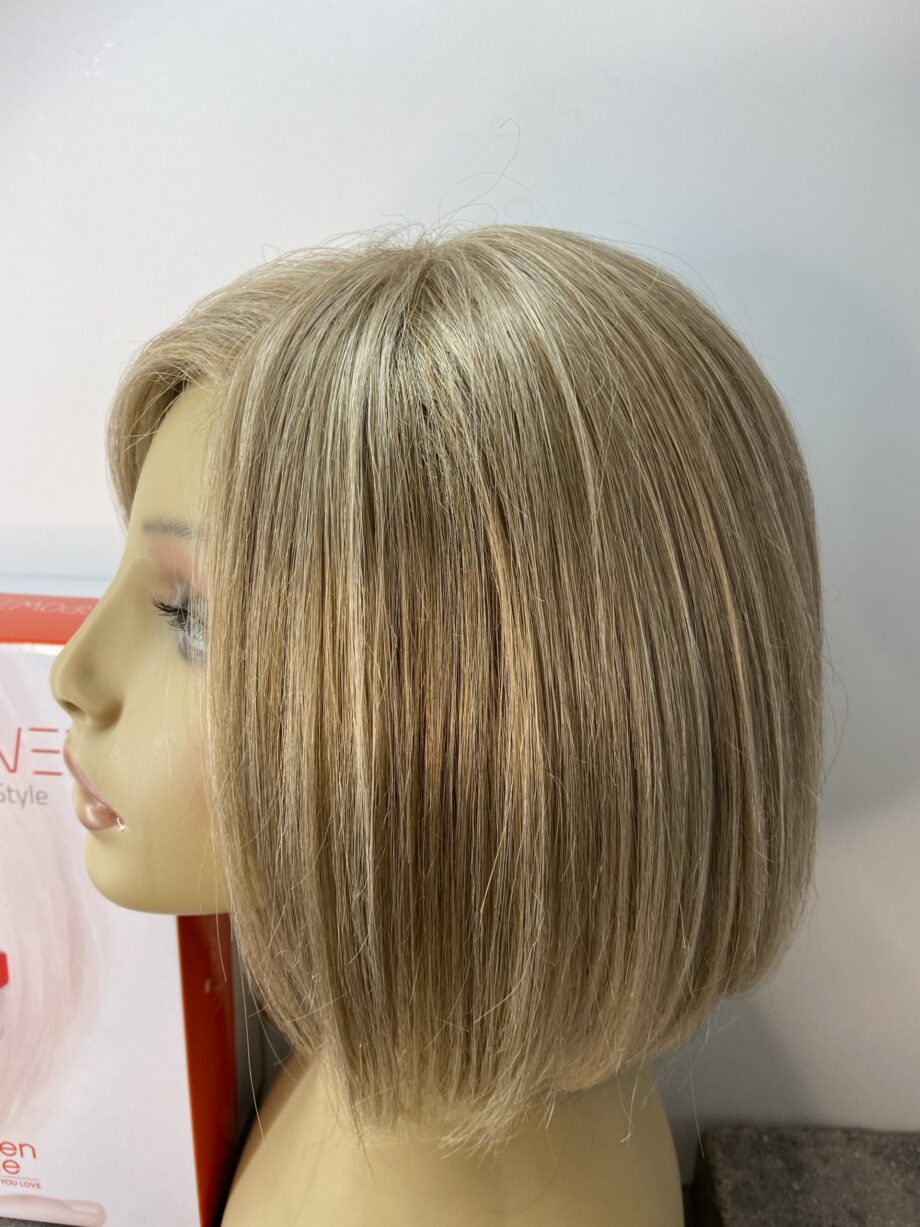 Blonde wig. Bblms63