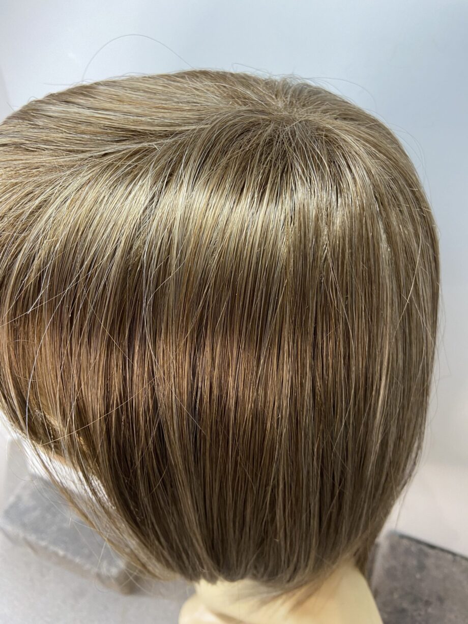 New mid brown wig. Bnbrms58