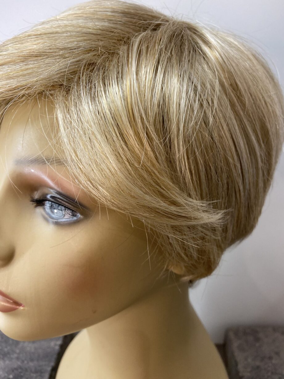 Blonde short wig. Plblss6024
