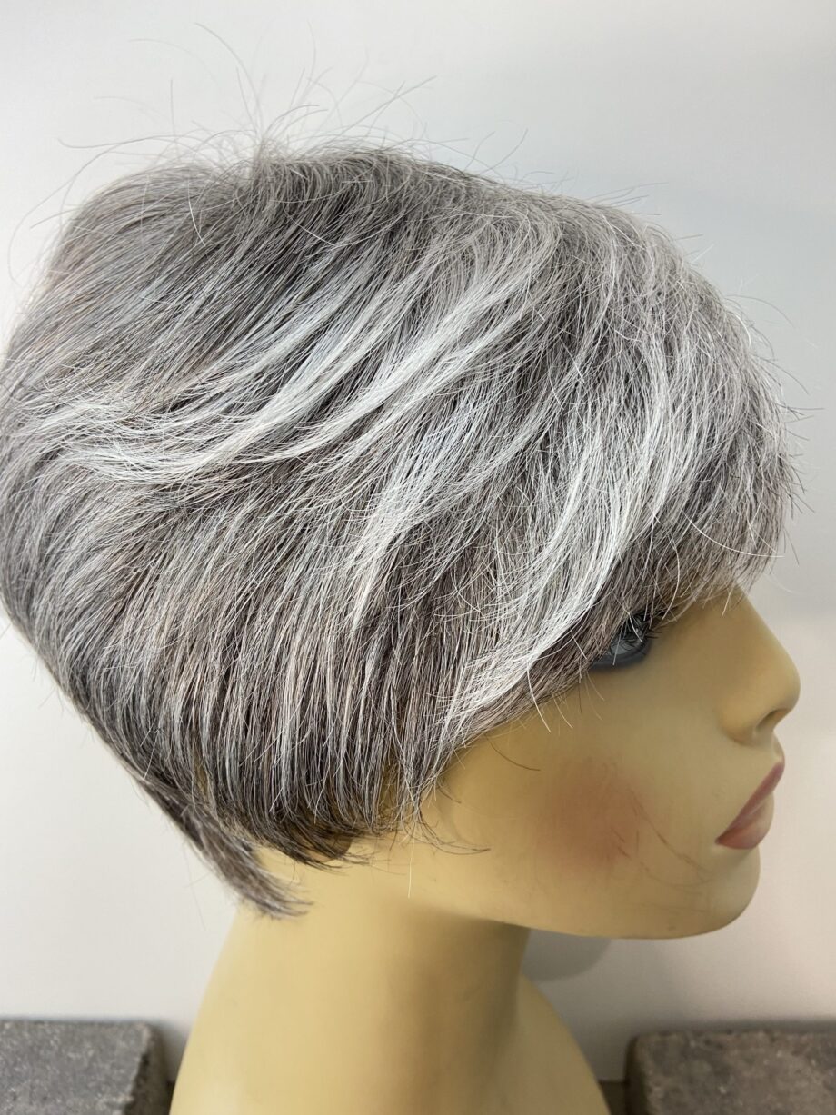 Short grey wig. Plgss6027