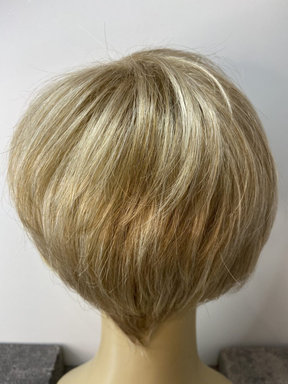 Blonde short wig. Plblss6024