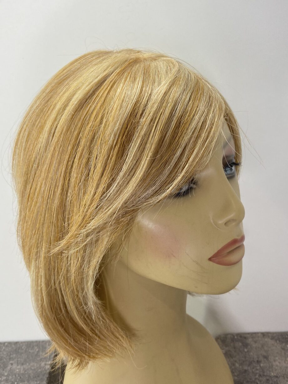Light blonde silky wig. Pplblms796