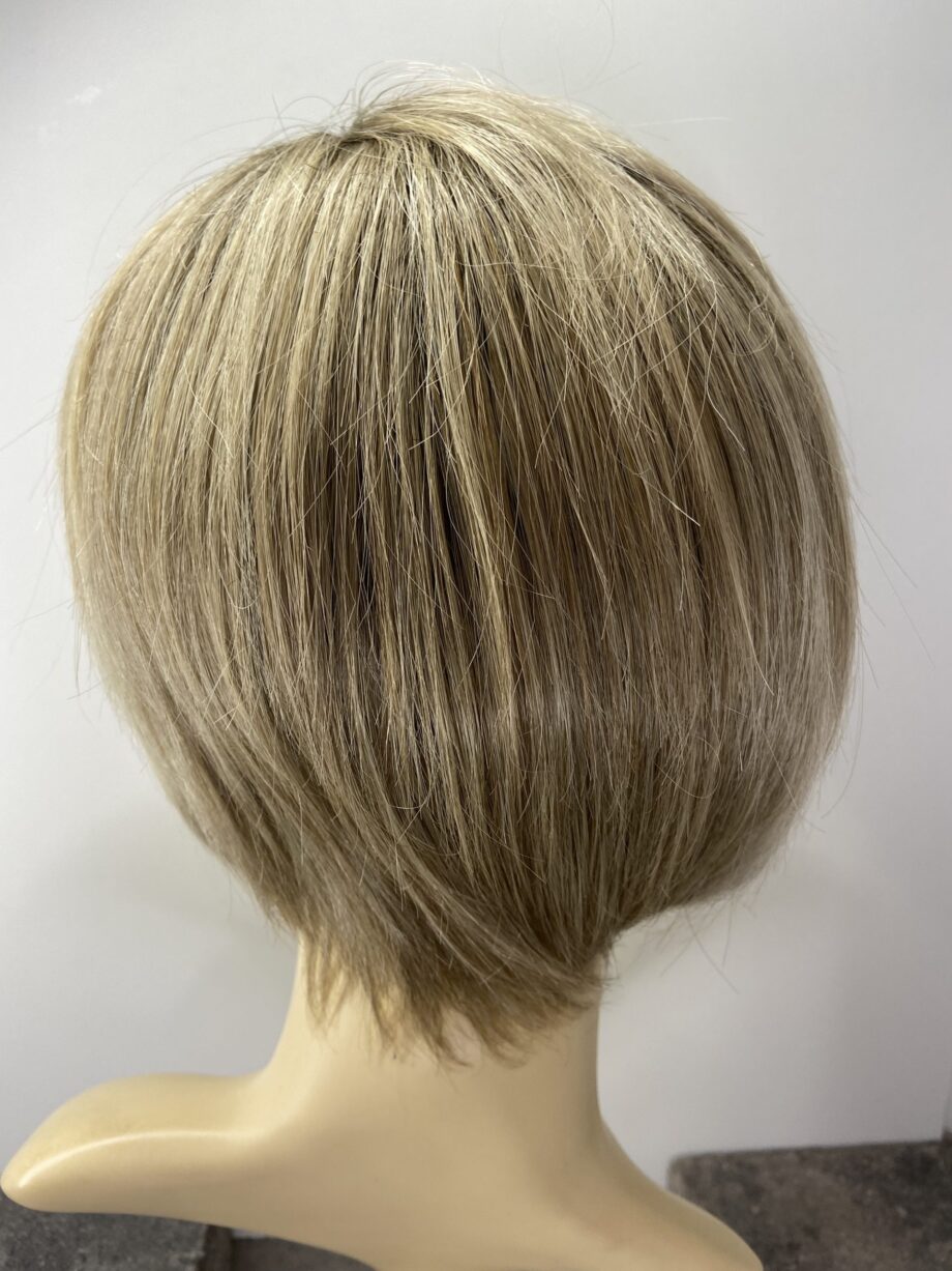 Rooted blonde wig. Pplblms7991