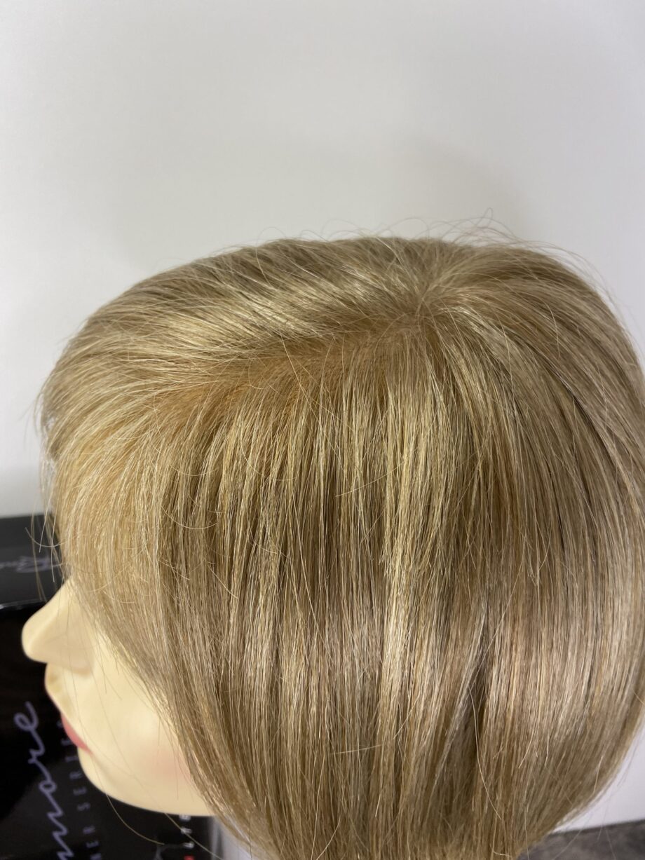 Boxed blonde shiny wig. Bblms84