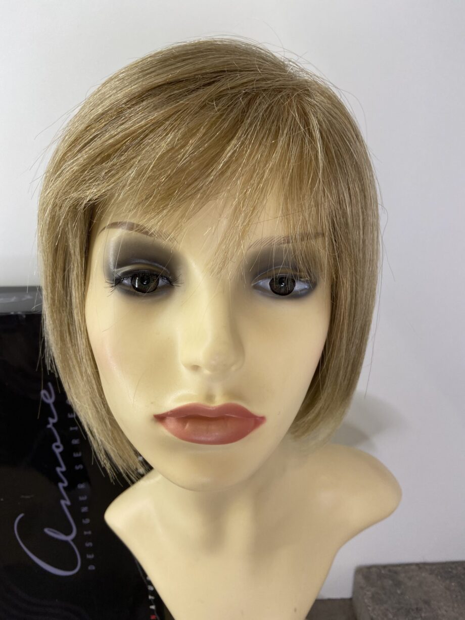 Boxed blonde shiny wig. Bblms84