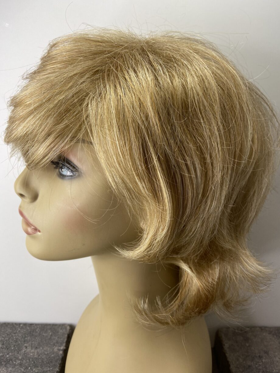 Long blonde wig. Pplblmc7997