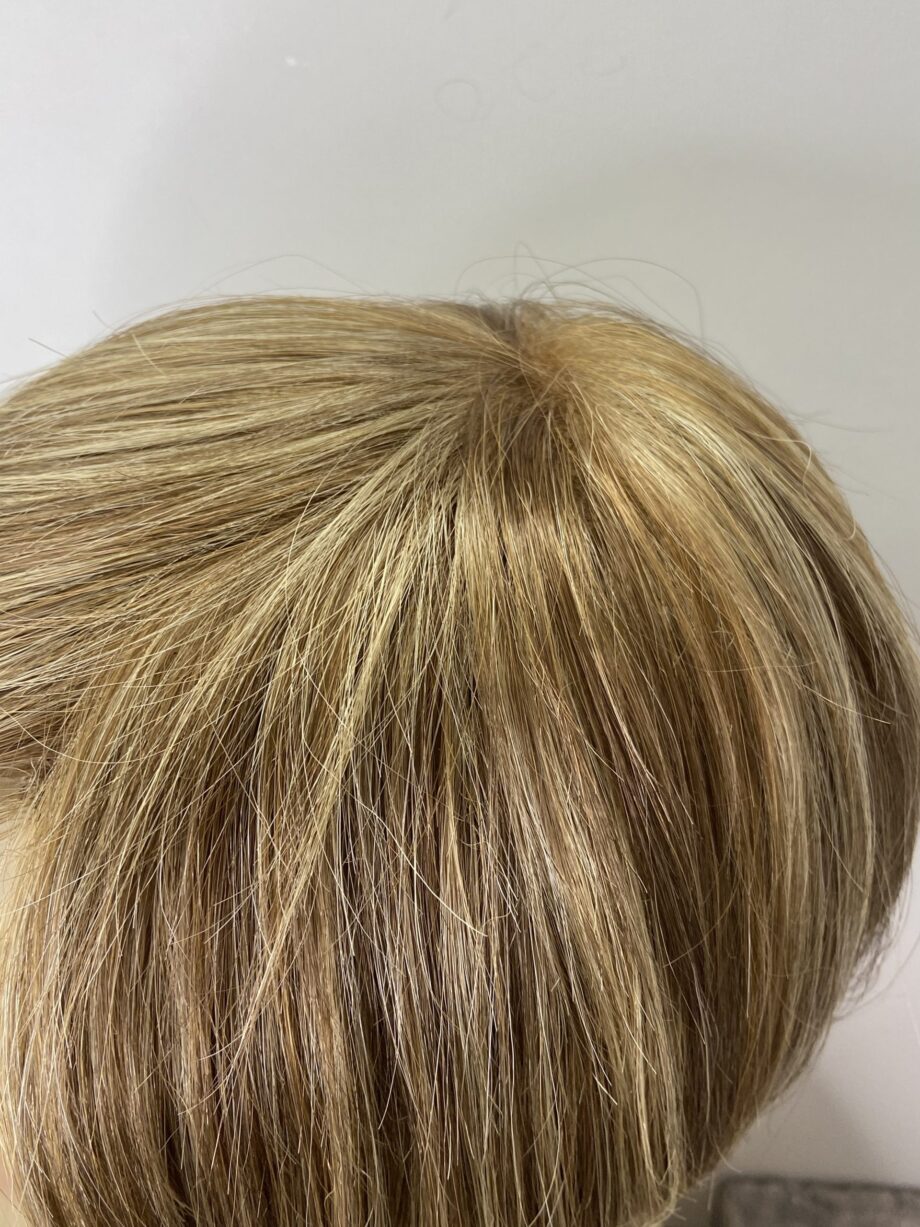 Blonde short wig. Pplblss799