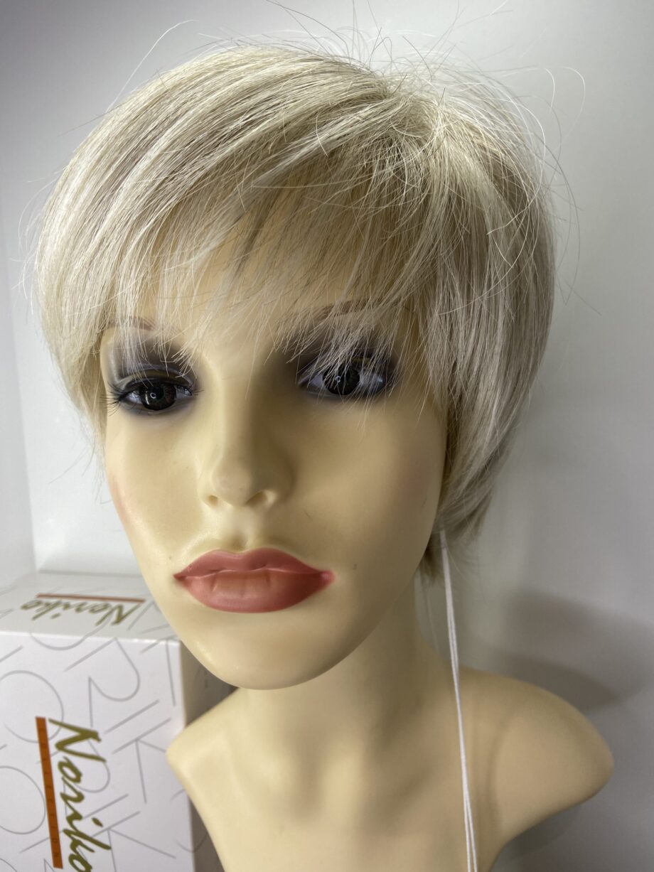 New. Platinum blonde wig. Nblss82