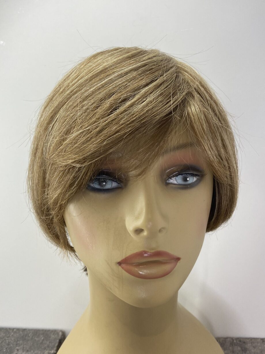 Blonde short wig. Pplblss799