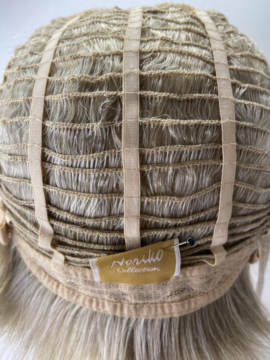 New. Platinum blonde wig. Nblss82
