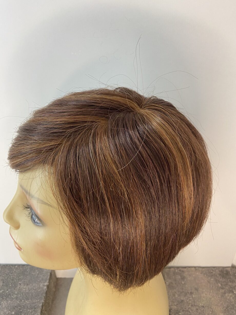 Reddish brown short wig. Rss586