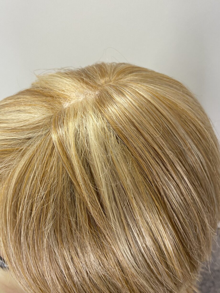 Light blonde silky wig. Pplblms796