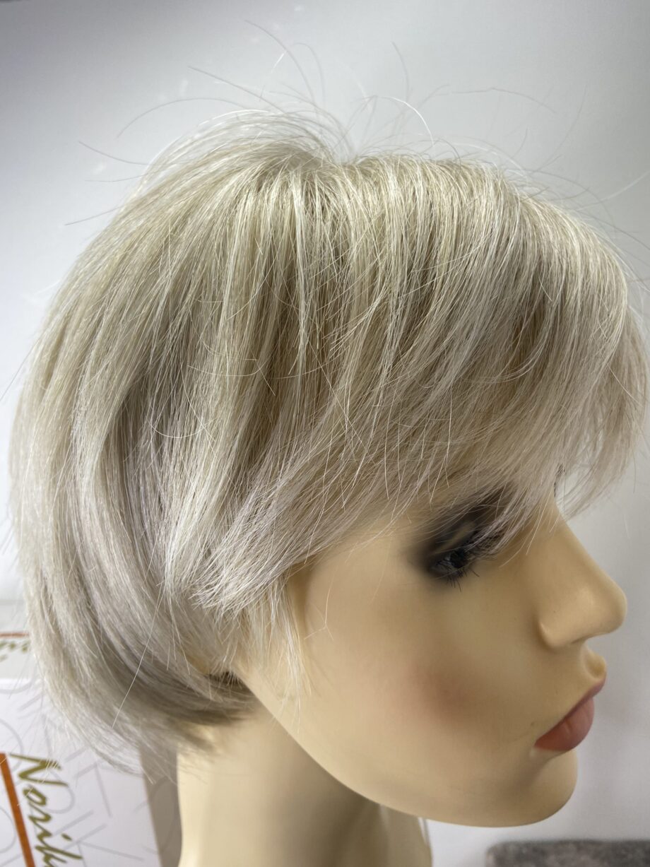 New. Platinum blonde wig. Nblss82