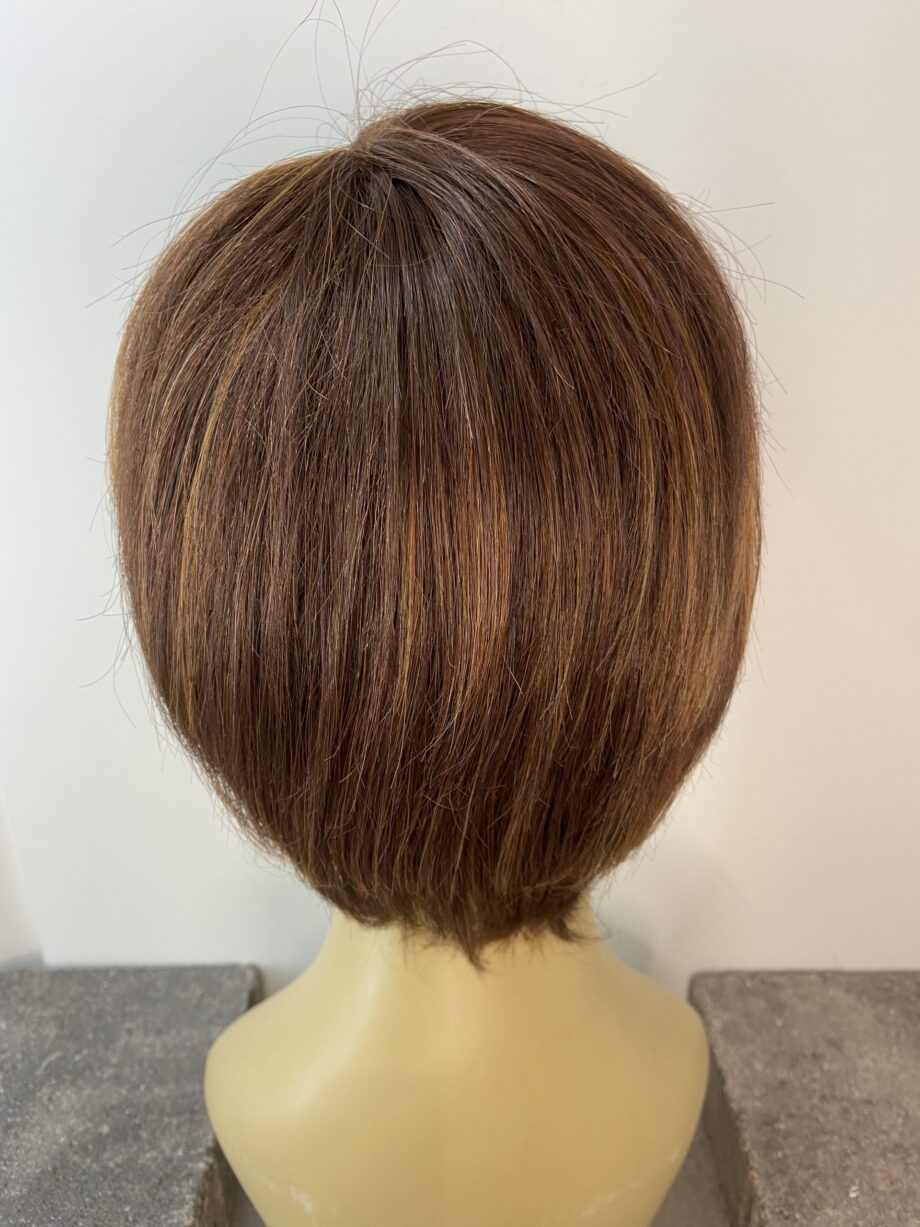 Reddish brown short wig. Rss586